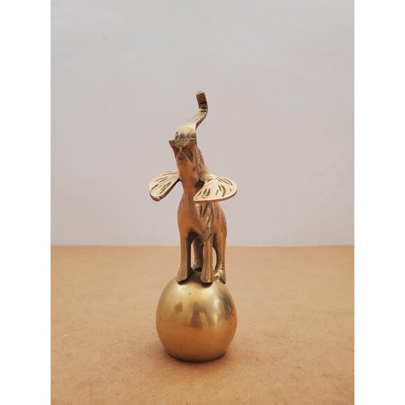 1970s Brass Circus Elephant on Ball Statuette / Figurine, Vintage 70s Metal Home - Picture 3 of 10